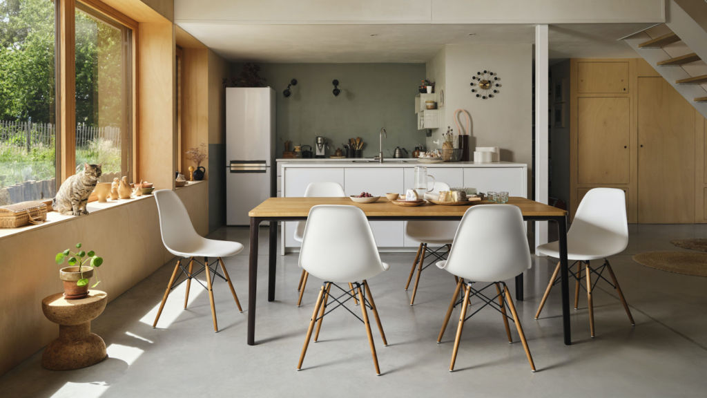 Ball Clock is a design clock produced by Vitra, designed by George Nelson and offered by Peverelli