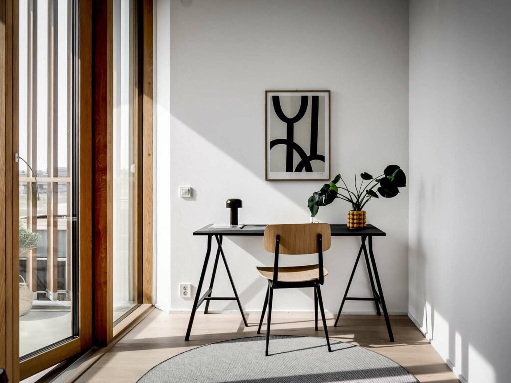 Bellhop is a rechargeable table lamp produced by Flos, designed by Edward Barber and Jay Osgerby and offered by Peverelli