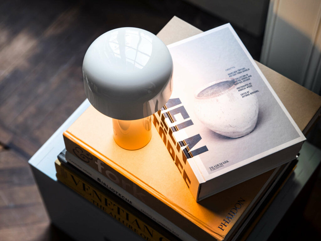 Bellhop is a rechargeable table lamp produced by Flos, designed by Edward Barber and Jay Osgerby and offered by Peverelli