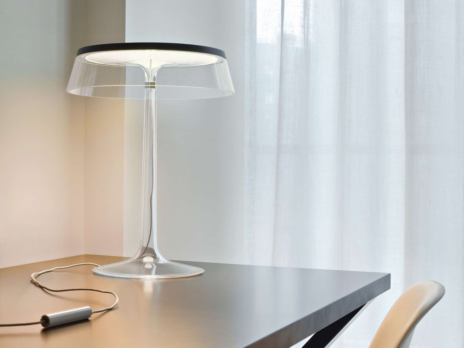 Bon-Jour est une lampe de table design conçue par Philippe Starck et proposée par Peverelli.