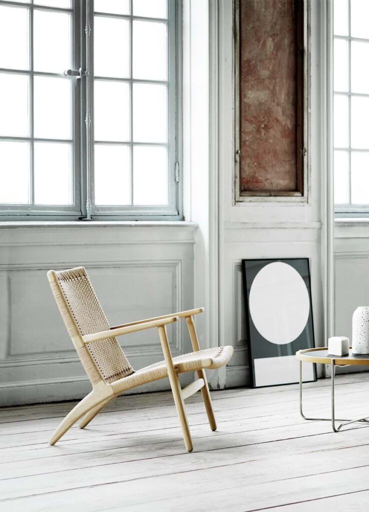 CH25 is a lounge chair designed by Carl Hansen and offered by Peverelli