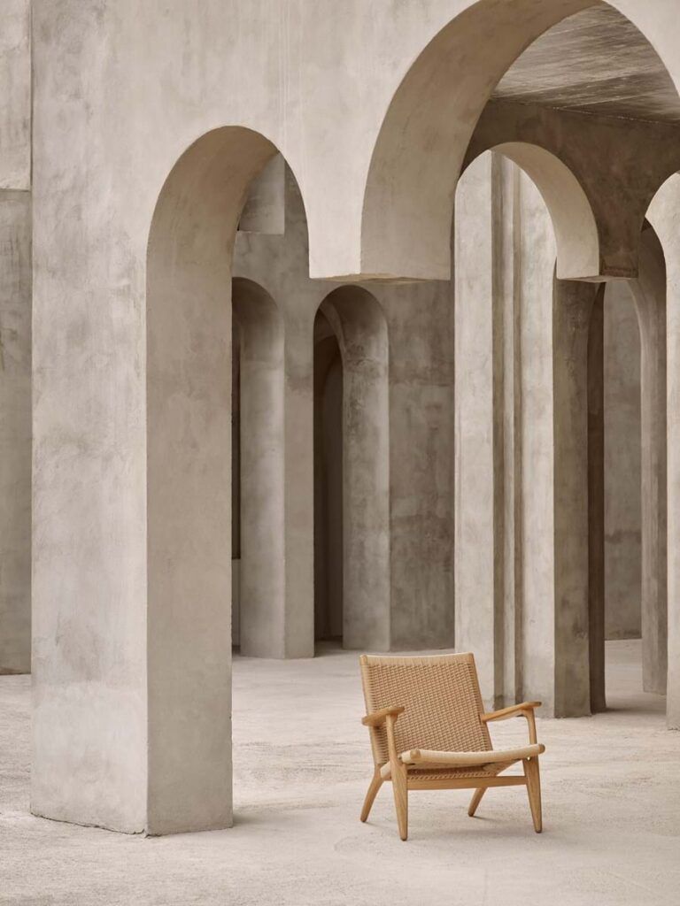 CH25 is a lounge chair designed by Carl Hansen and offered by Peverelli