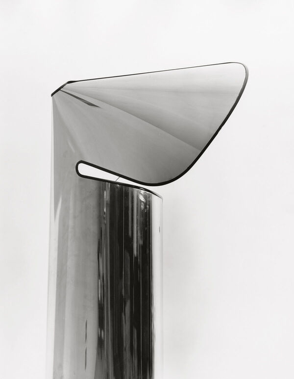 Chiara Table est une lampe de table design conçue par Mario Bellini et proposée par Peverelli.