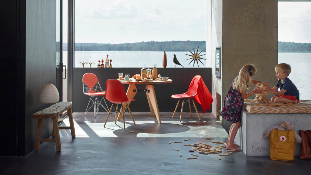 DSW è una sedia di design che viene prodotto da Vitra, progettato da Charles e Ray Eames e proposto da Peverelli