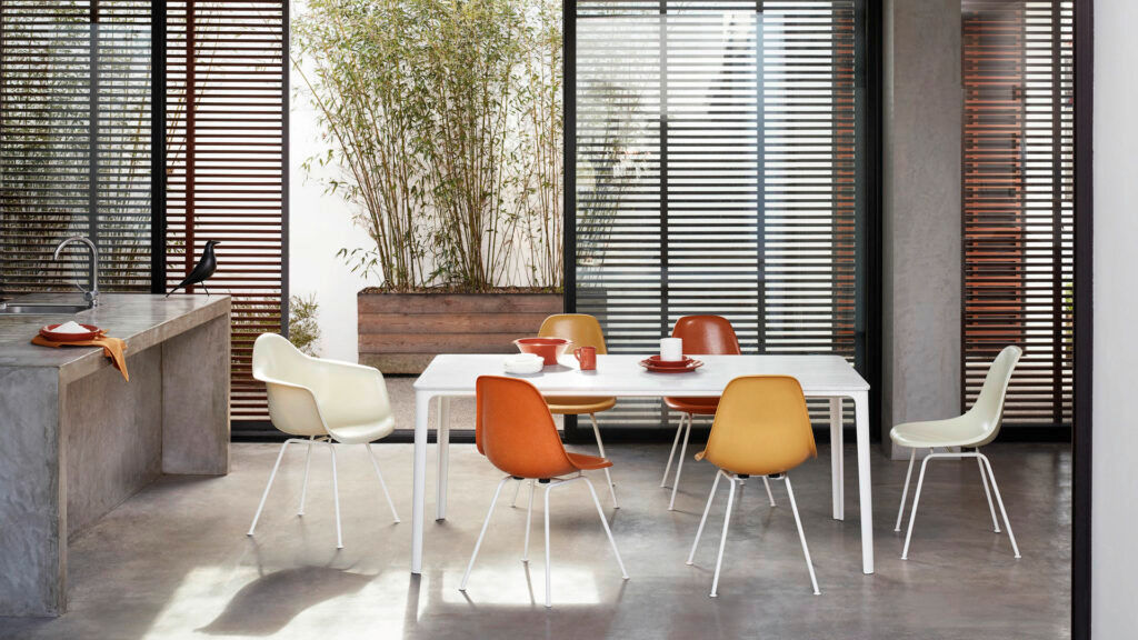 Eames Bird est un accessoire design produit par Vitra, conçu par Charles et Ray Eames et proposé par Peverelli.