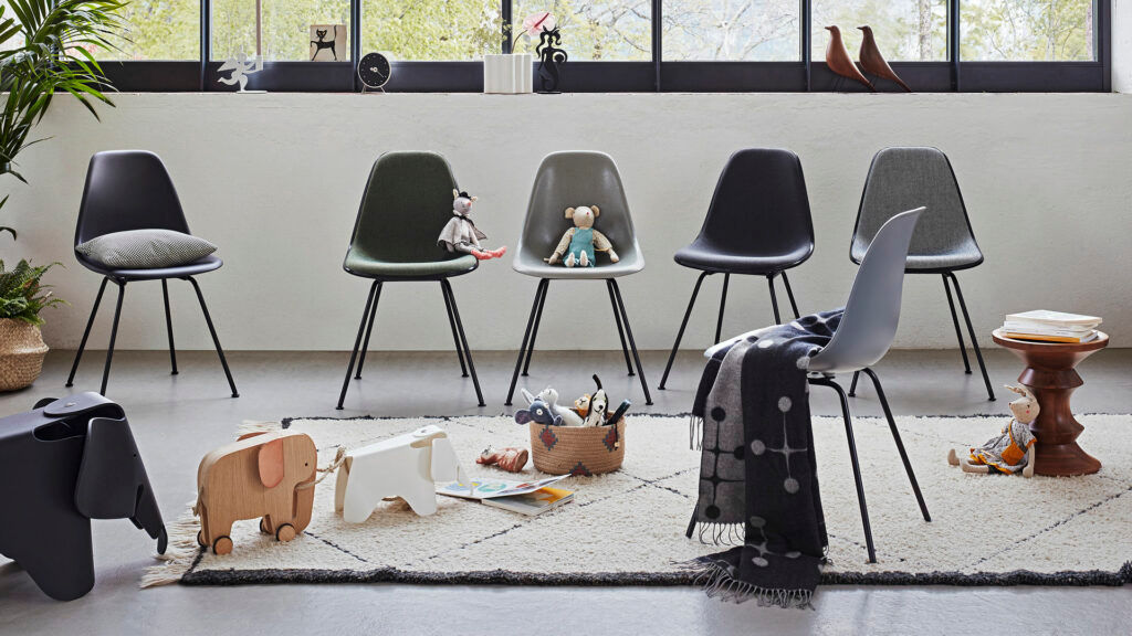 Elephant è un accessorio/sedia per bambini prodotta da Vitra, progettato da Charles e Ray Eames e proposto da Peverelli