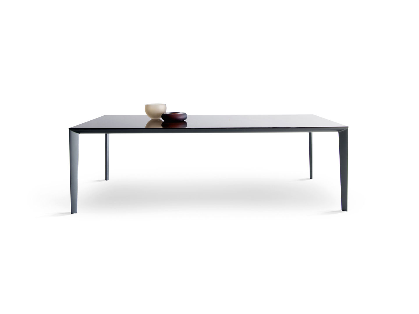 Filigree sont des tables d'appoint spéciales conçues par Rodolfo Dordoni et proposées par Peverelli.