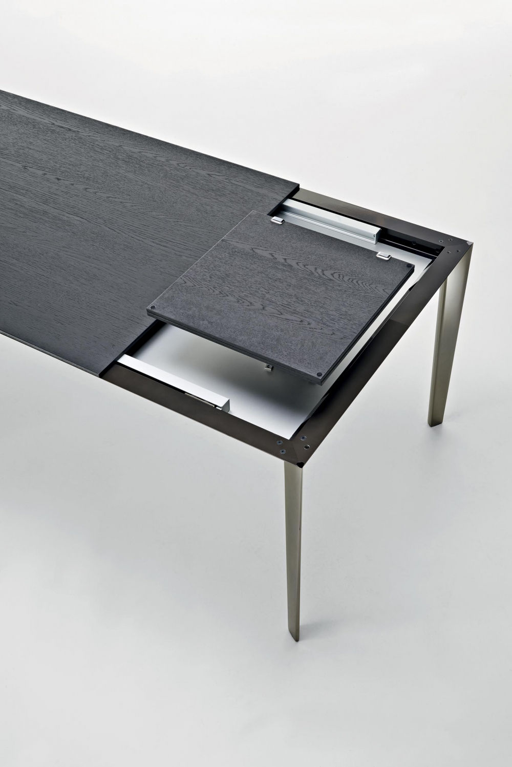 Filigree sont des tables d'appoint spéciales conçues par Rodolfo Dordoni et proposées par Peverelli.