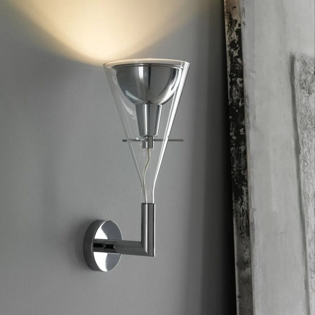 Flute è una lampada da soffitto di design progettata da Fontana arte proposta da Peverelli