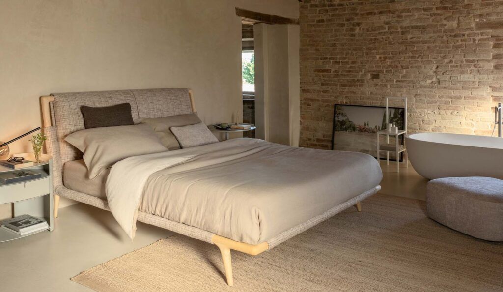 Gaudì letto matrimoniale di design prodotta da Flou proposta da Peverelli