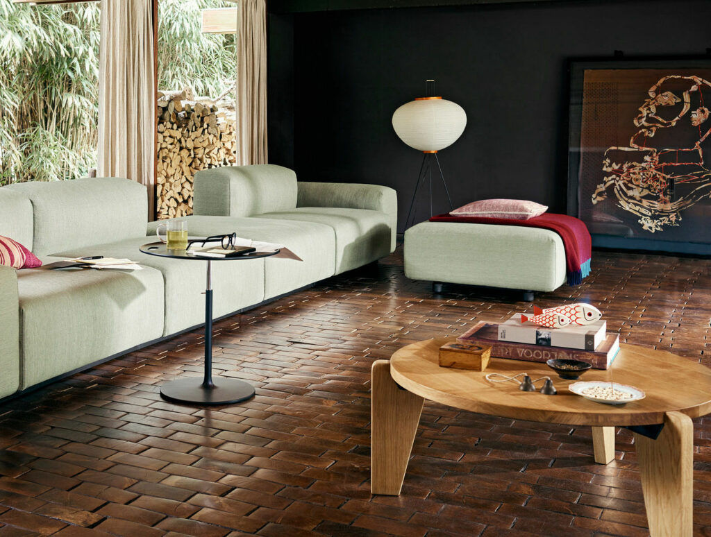Gueridon Bas Massello est une table de salon moderne conçue par Jean Prouvé et proposée par Peverelli.