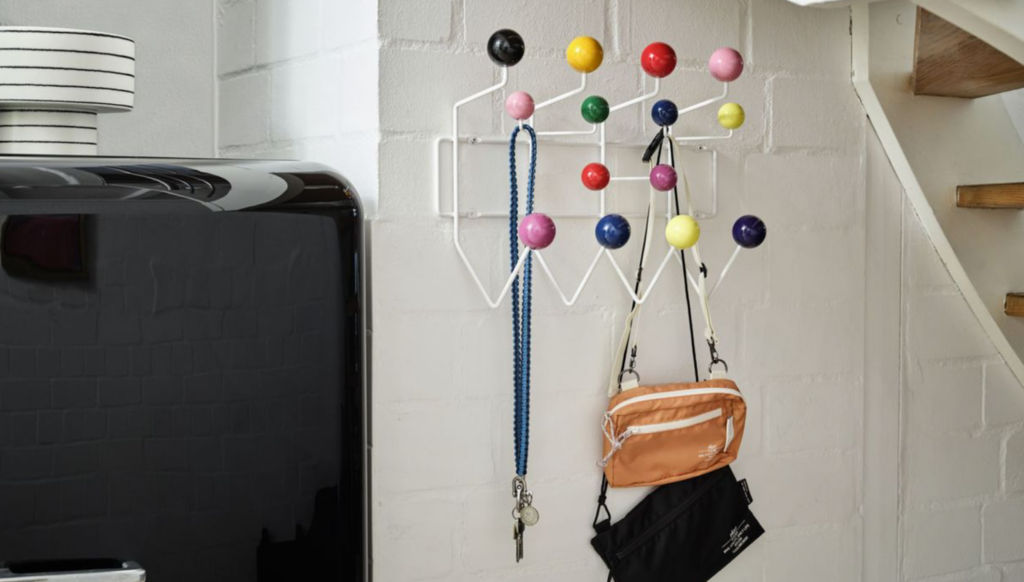 Hang It All è un appendiabiti di design che viene prodotto da Vitra, progettato da Charles & Ray Eames e proposto da Peverelli