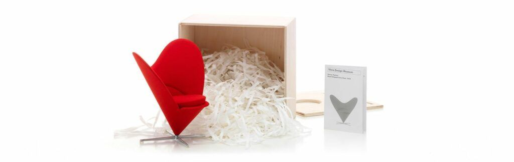 Heart Cone Chair è una poltroncina da salotto progettata da Verner Panton proposta da Peverelli