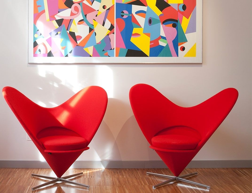 Heart Cone Chair è una poltroncina da salotto progettata da Verner Panton proposta da Peverelli