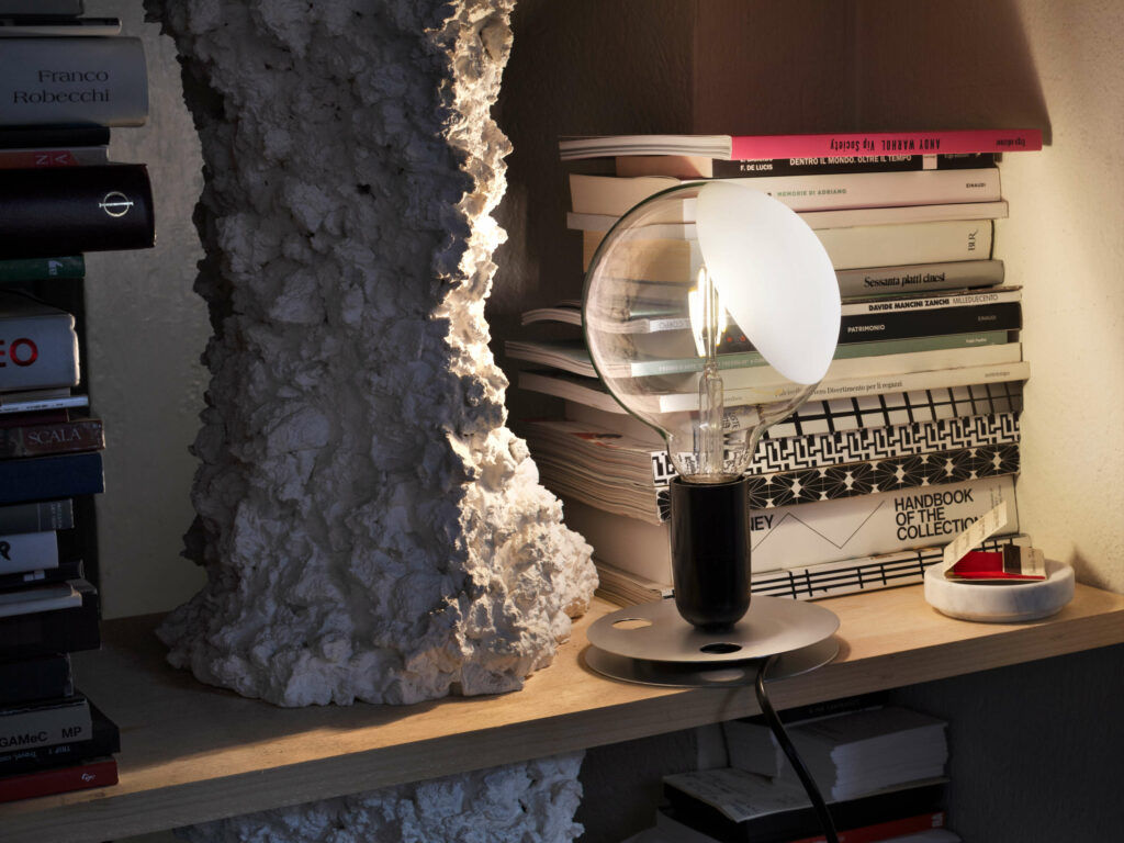 Lampadina è una lampada da tavolo di design prodotta da Flos, progettata da Achille Castiglioni e proposto da Peverelli