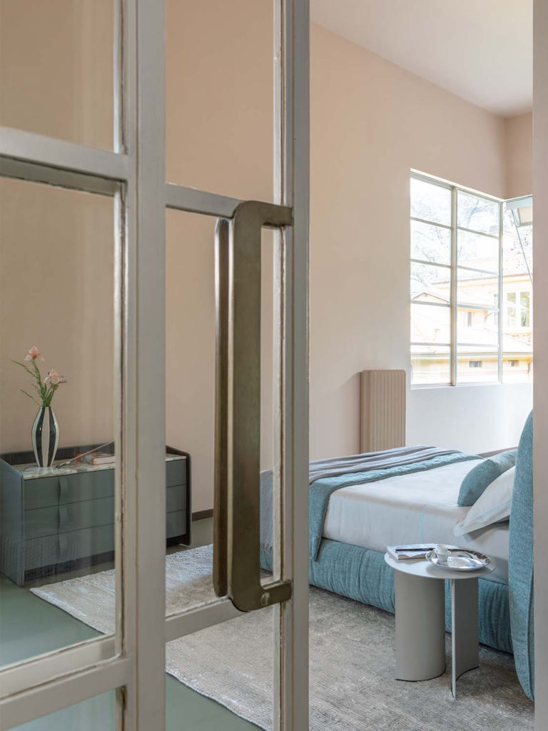 Layla est un lit design conçu par Flou et proposé par Peverelli.