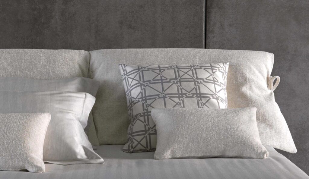 Le lit Nathalie est un lit design produit par Flou et proposé par Peverelli.