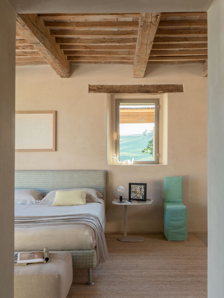 Notturno est un lit design conçu par Flou et proposé par Peverelli.