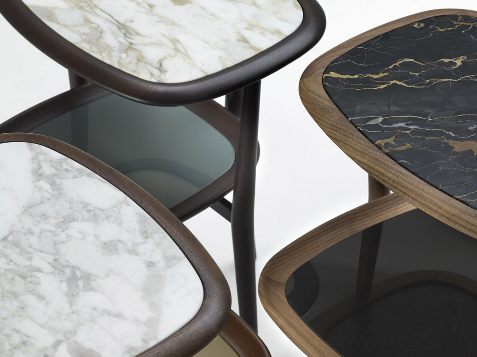 Petit Matin sono tavolini da salotto particolari progettato da Roberto Lazzeroni e proposto da Peverelli
