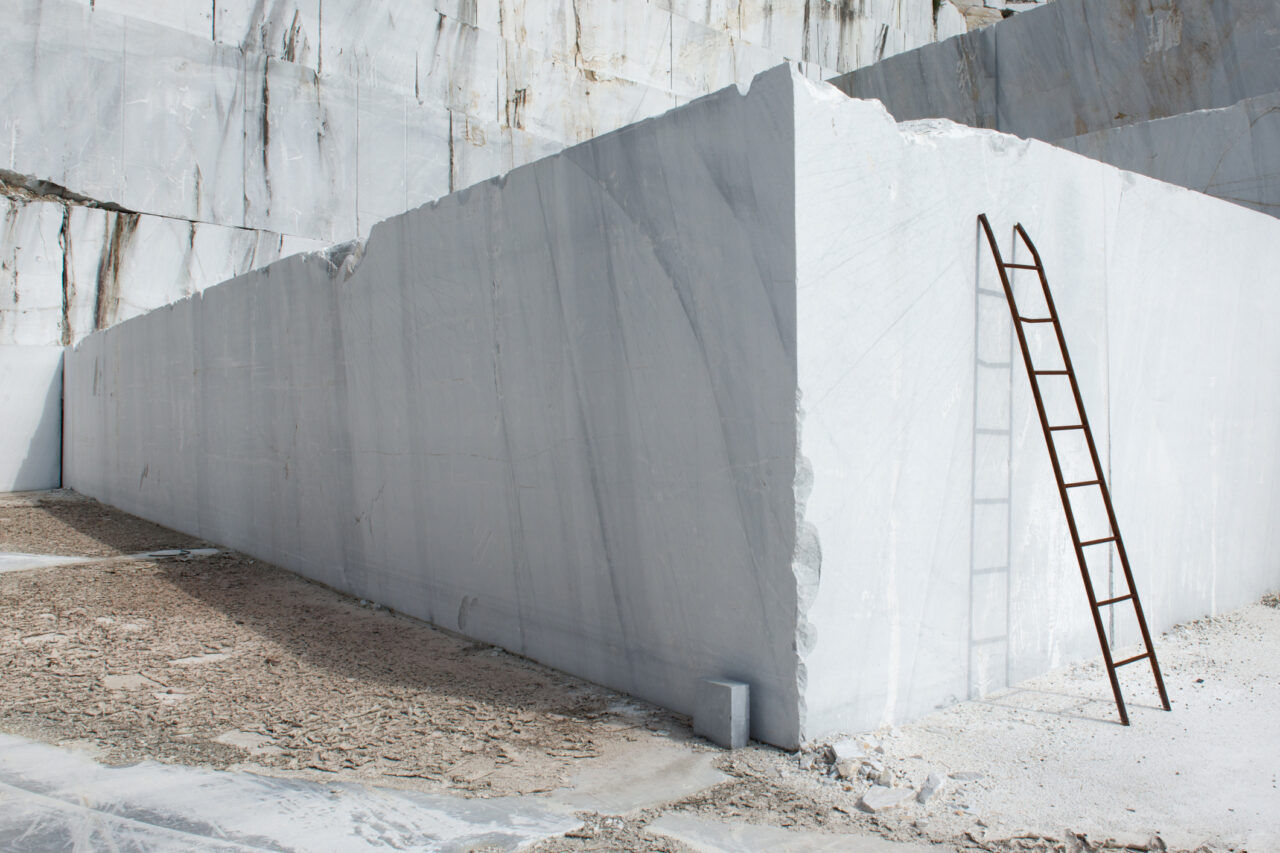 Questa foto rappresenta i blocchi del rinomato marmo di Carrara bianco utilizzato per realizzare i mobili proposti da Peverelli