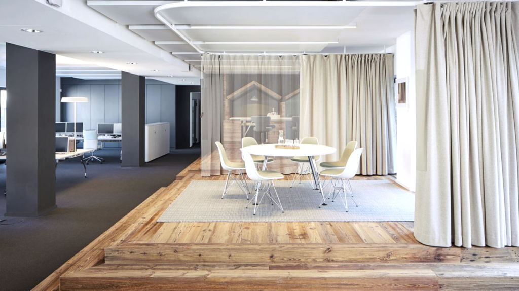 DSW ist ein von Vitra hergestellter Designerstuhl, der von Charles und Ray Eames entworfen und von Peverelli angeboten wird.