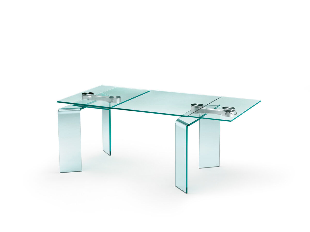 Ray Plus è un tavolo da pranzo progettato da Bartoli Design e proposto da Peverelli
