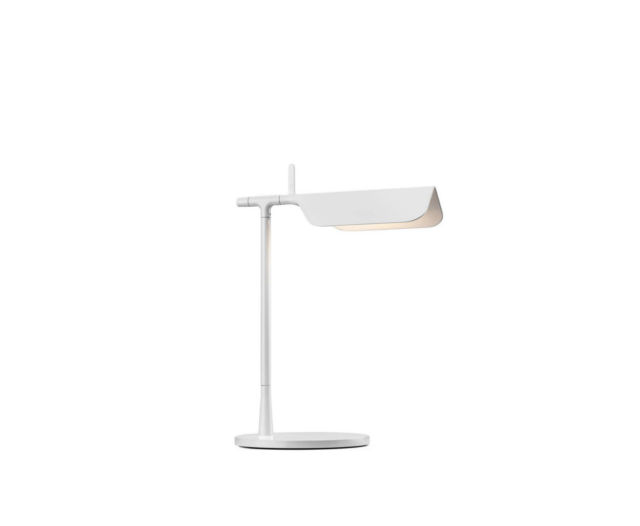 Tab Table è una lampada da tavolo prodotta da Flos, progettato da Edward Barber and Jay Osgerby e proposto da Peverelli