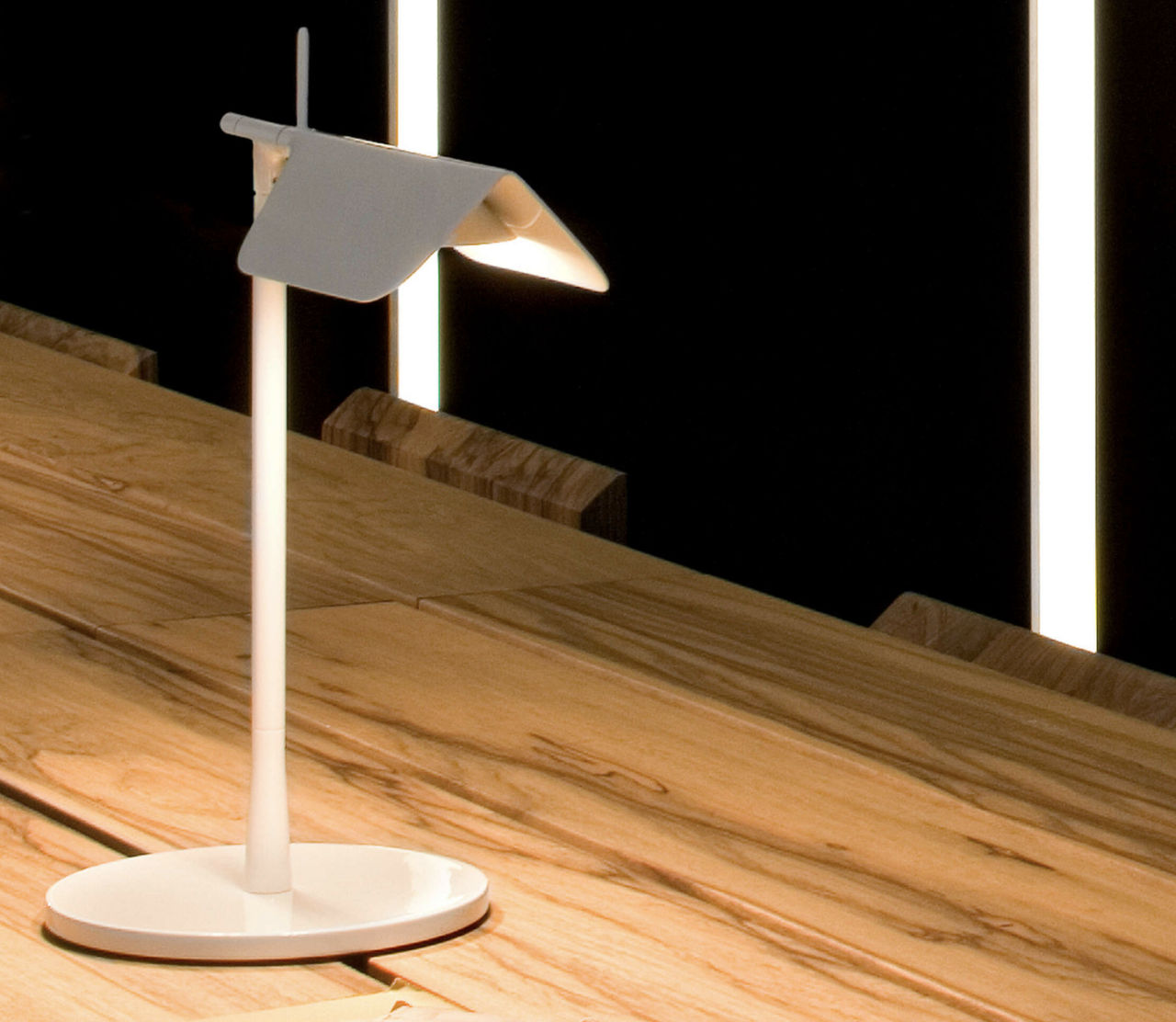 Tab Table è una lampada da tavolo prodotta da Flos, progettato da Edward Barber and Jay Osgerby e proposto da Peverelli
