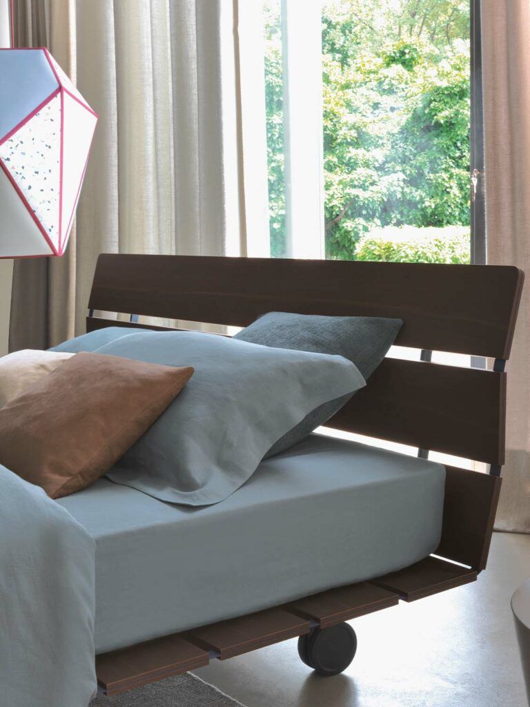Tadao è un letto di design progettato da Flou proposta da Peverelli