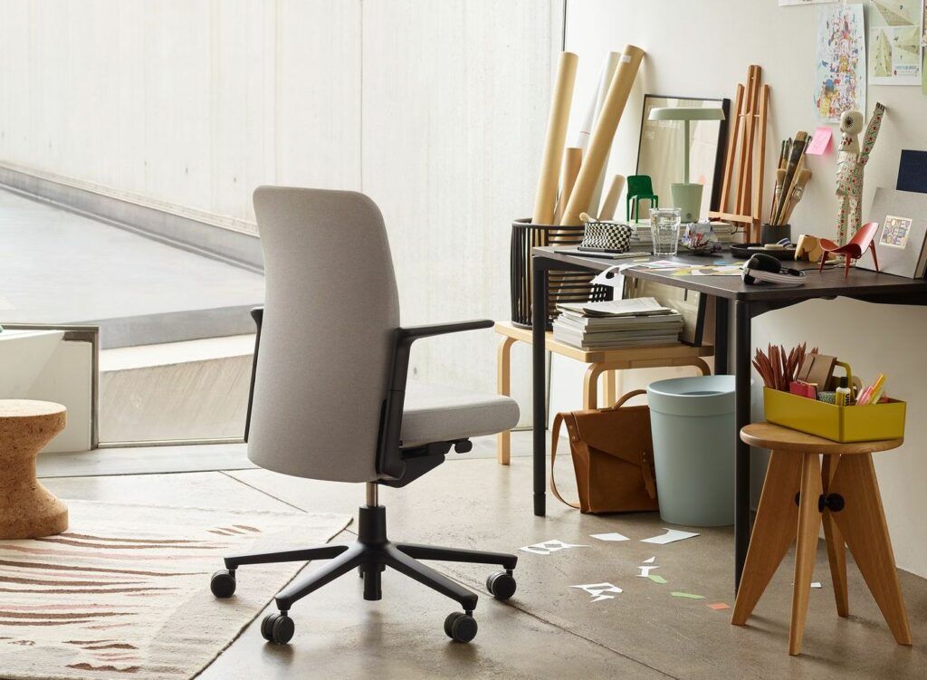 Tabouret Solvayis a design stool produced by Vitra and offered by Peverelli