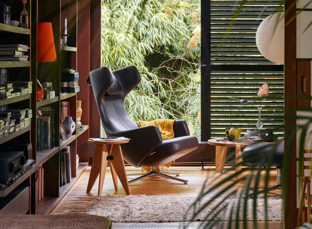 Tabouret Solvayis a design stool produced by Vitra and offered by Peverelli
