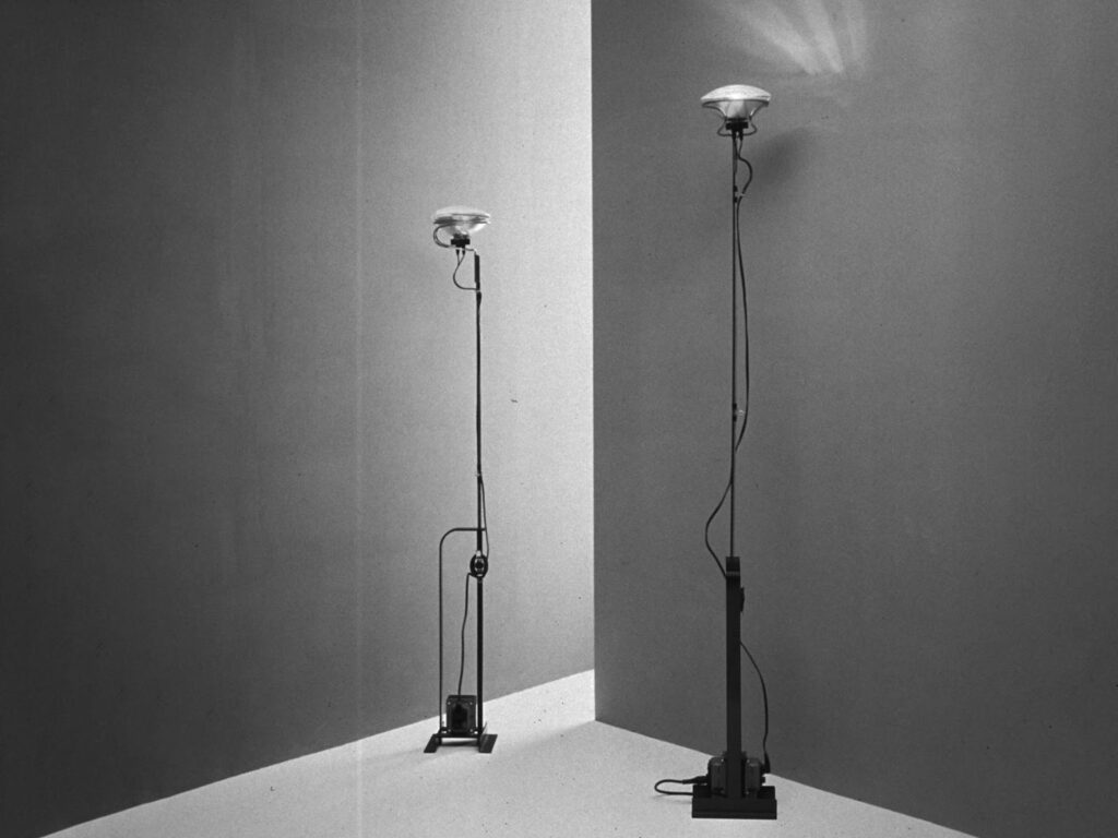 Toio è una lampada da terra di design progettata da Achille and Pier Giacomo Castiglioni proposta da Peverelli