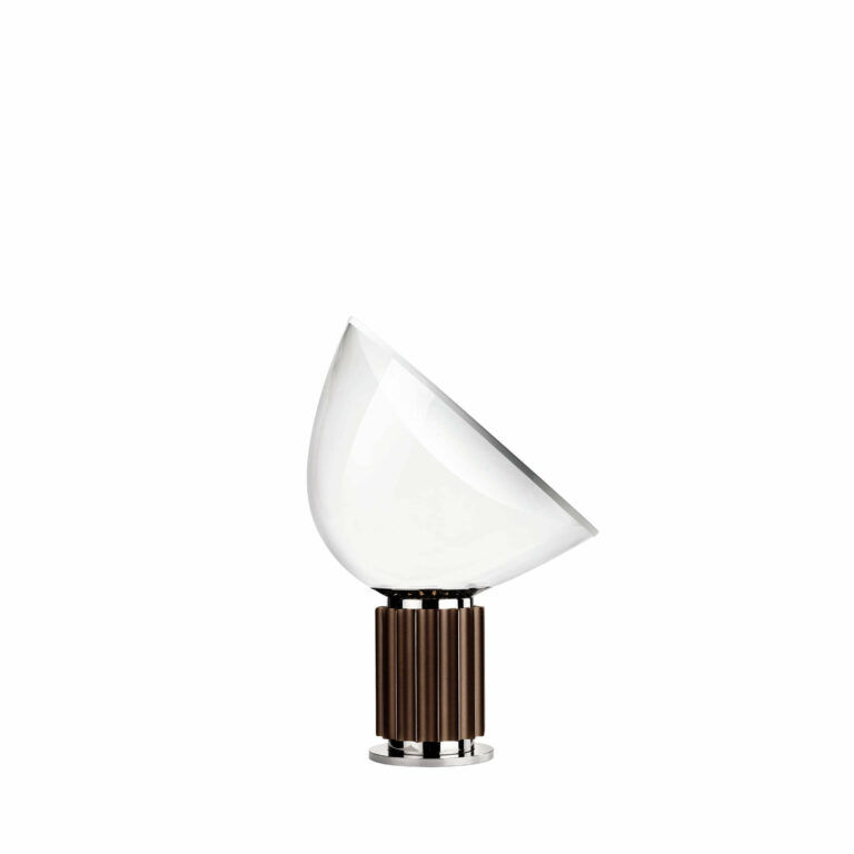 Taccia è una lampada da terra disegnata da Achille Castiglioni e proposta da Peverelli
