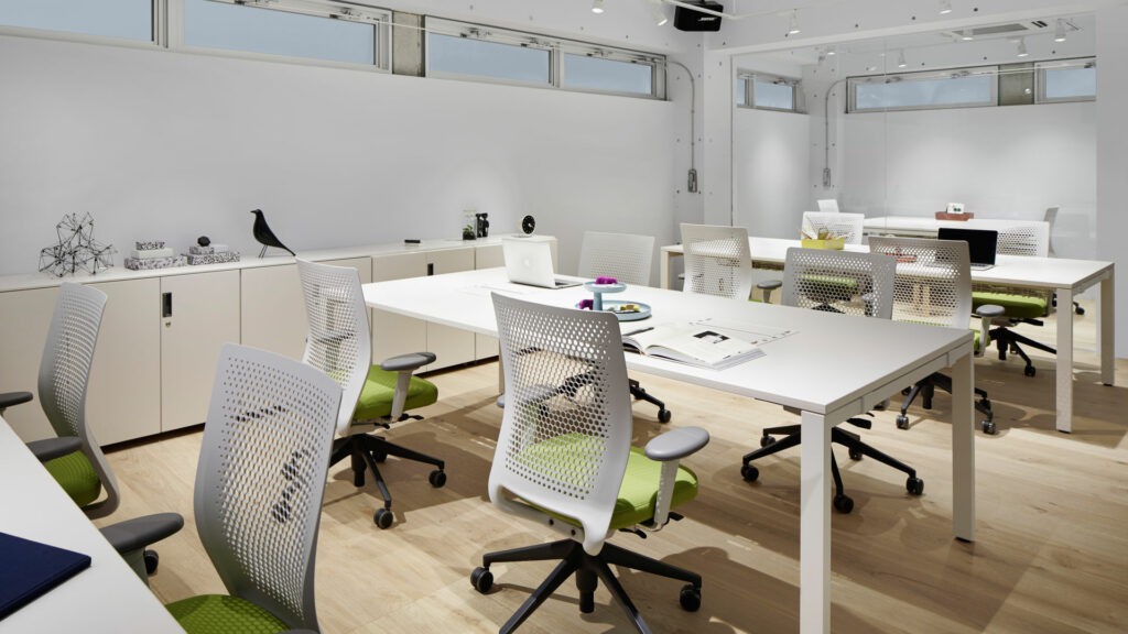 Eames Bird est un accessoire design produit par Vitra, conçu par Charles et Ray Eames et proposé par Peverelli.