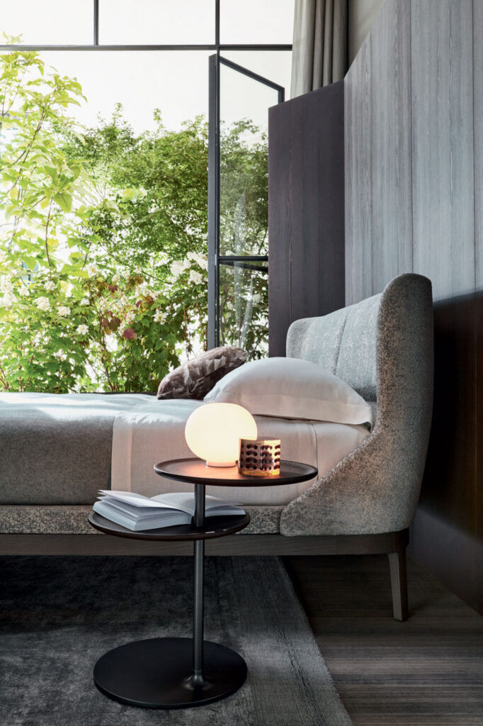 Vicino is a modern coffee table designed by Norman Foster and offered by Peverelli