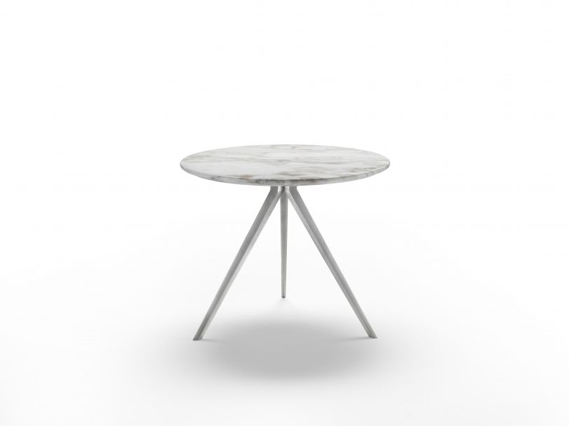 Zefiro sono tavolini da salotto particolari progettato da Antonio Citterio e proposto da Peverelli