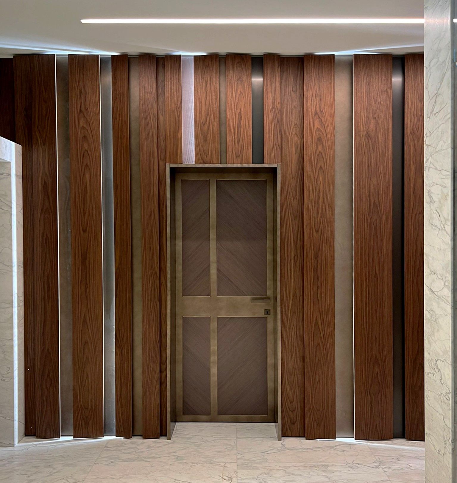 Die Holztür ist ein modernes Möbelstück, das für ein Peverelli-Projekt entworfen wurde.