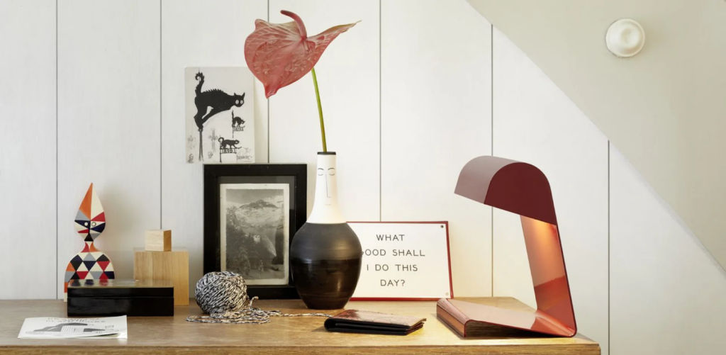 Lampe de Bureau est une lampe de table design conçue par Jean Prouvé proposée par Peverelli