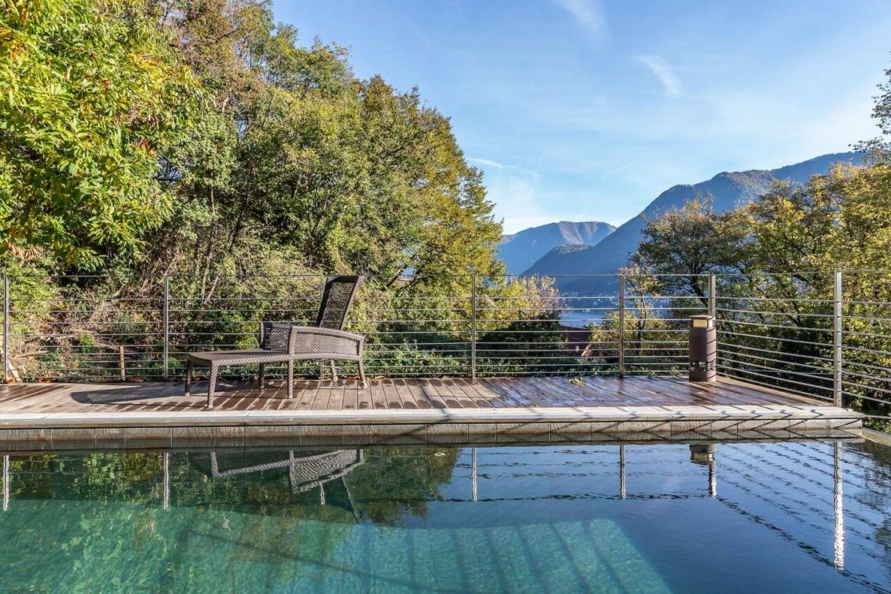 Una foto che mostra l'immagine di una villa sul Lago di Como arredata da Peverelli