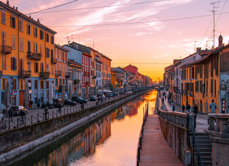 Questa foto mostra Milano nella zona dei navigli al momento del tramonto