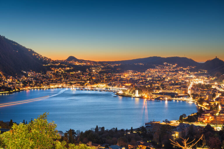 Cette photo montre le lac de Côme dans la soirée