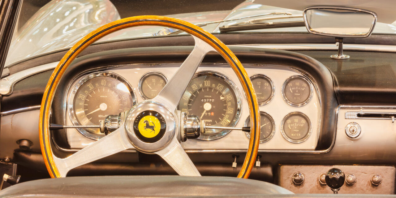 Cette photo montre une voiture classique de luxe