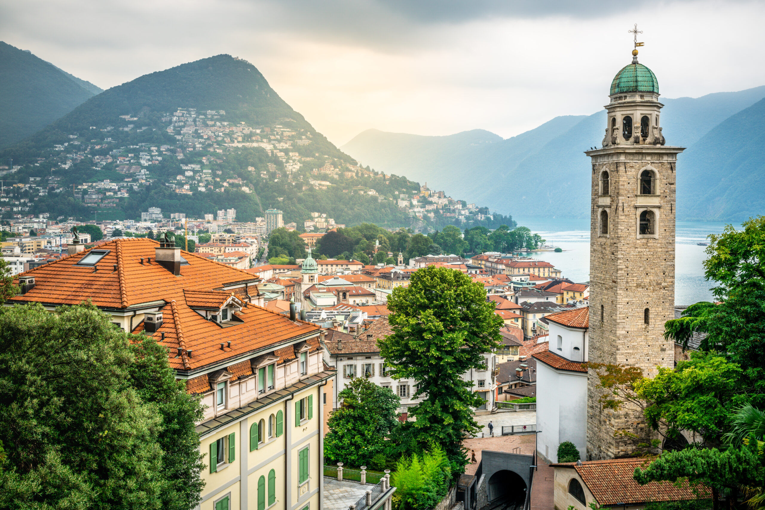 Questa foto mostra le case a Lugano