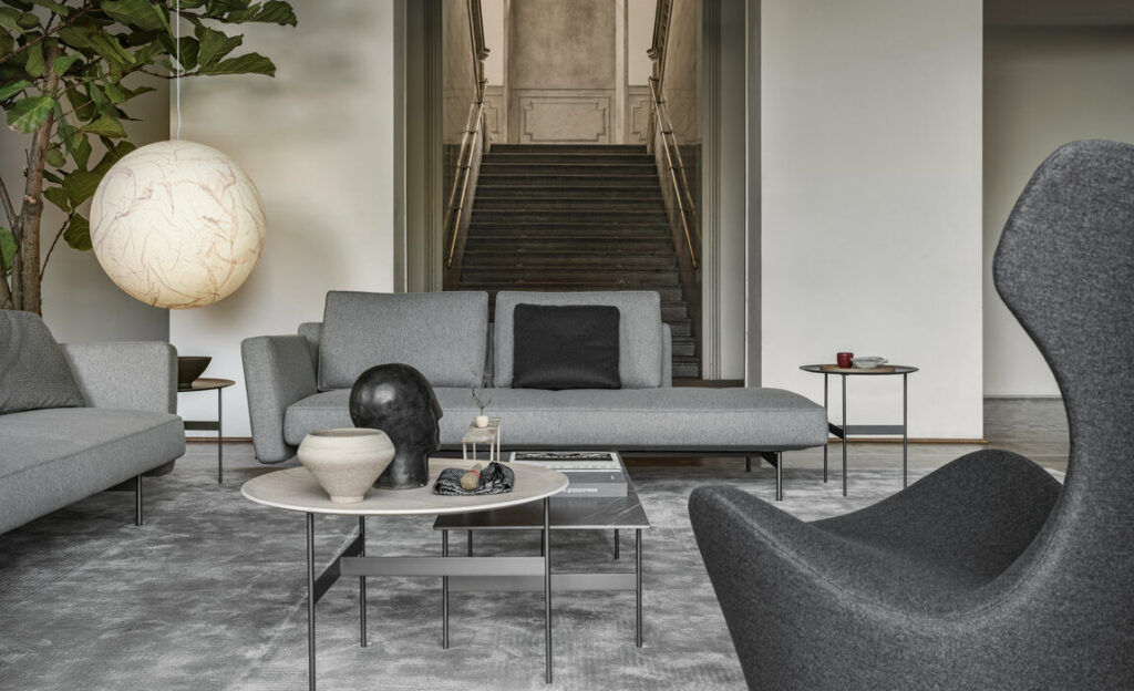 Questa foto mostra il tavolo di design le Formiche di B&B Italia