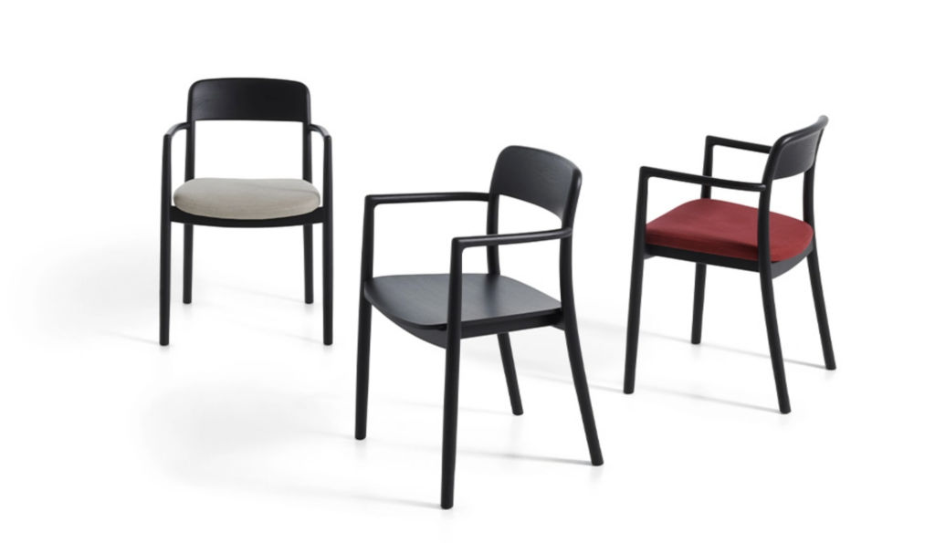 Questa foto mostra le sedie di design Villetta di De Padova, che viene venduta da Peverelli