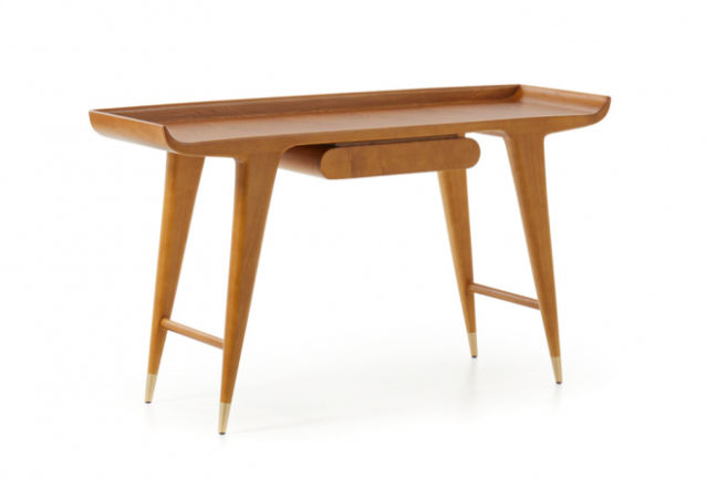 This photo shows the D.847.1 desk by Molteni&C
