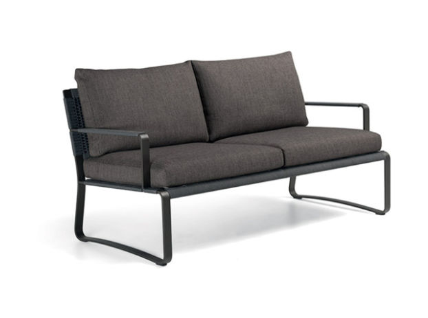Questa foto mostra il divano outdoor Phoenix di Molteni&C