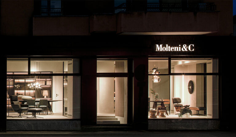 Cette photo montre le magasin phare de Molteni&C avec Peverelli Design.