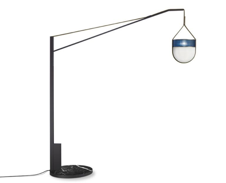 Cette photo montre le lampadaire Xi de Poltrona Frau.