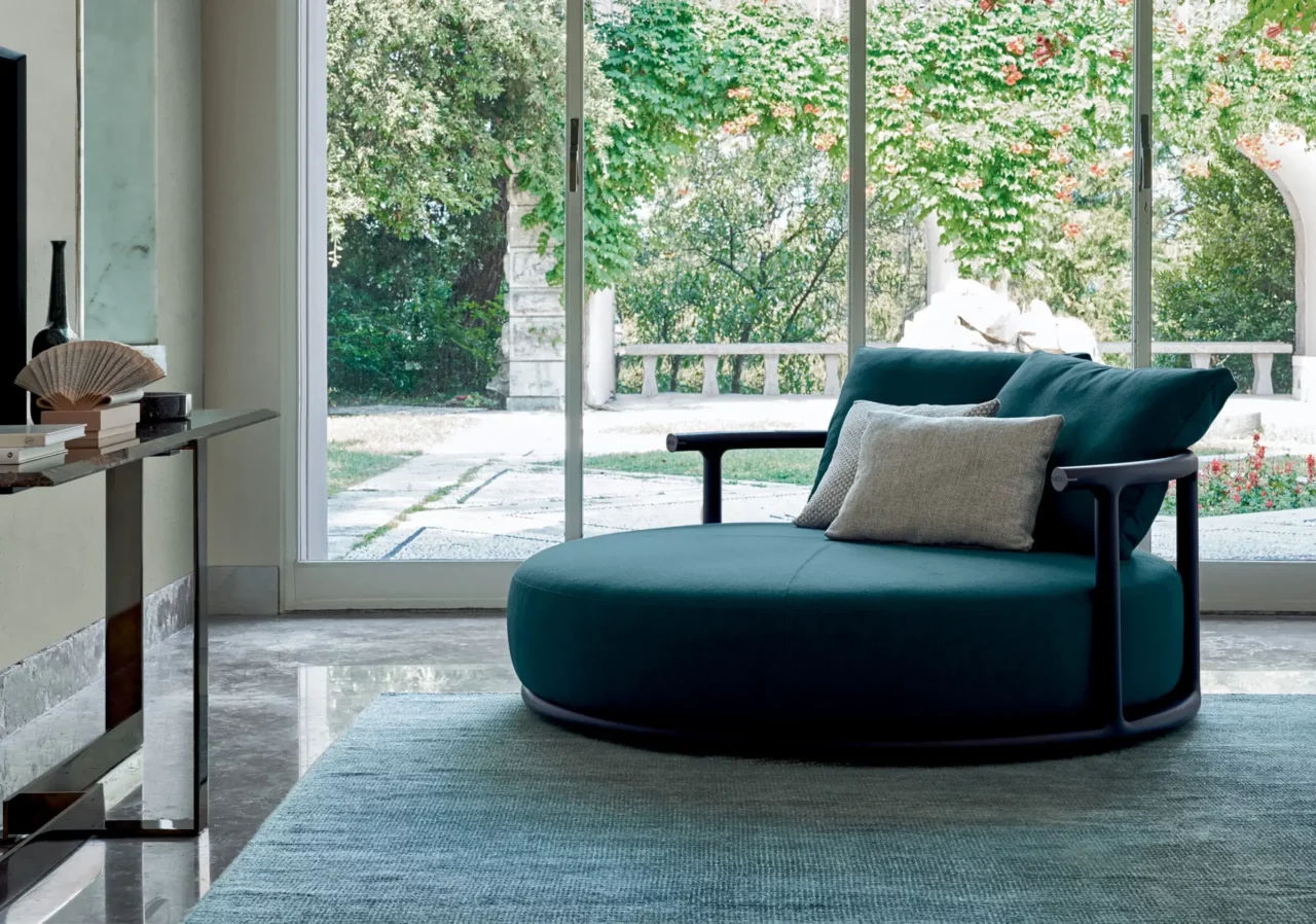 This photo shows the Icaro linear sofa by Flexform